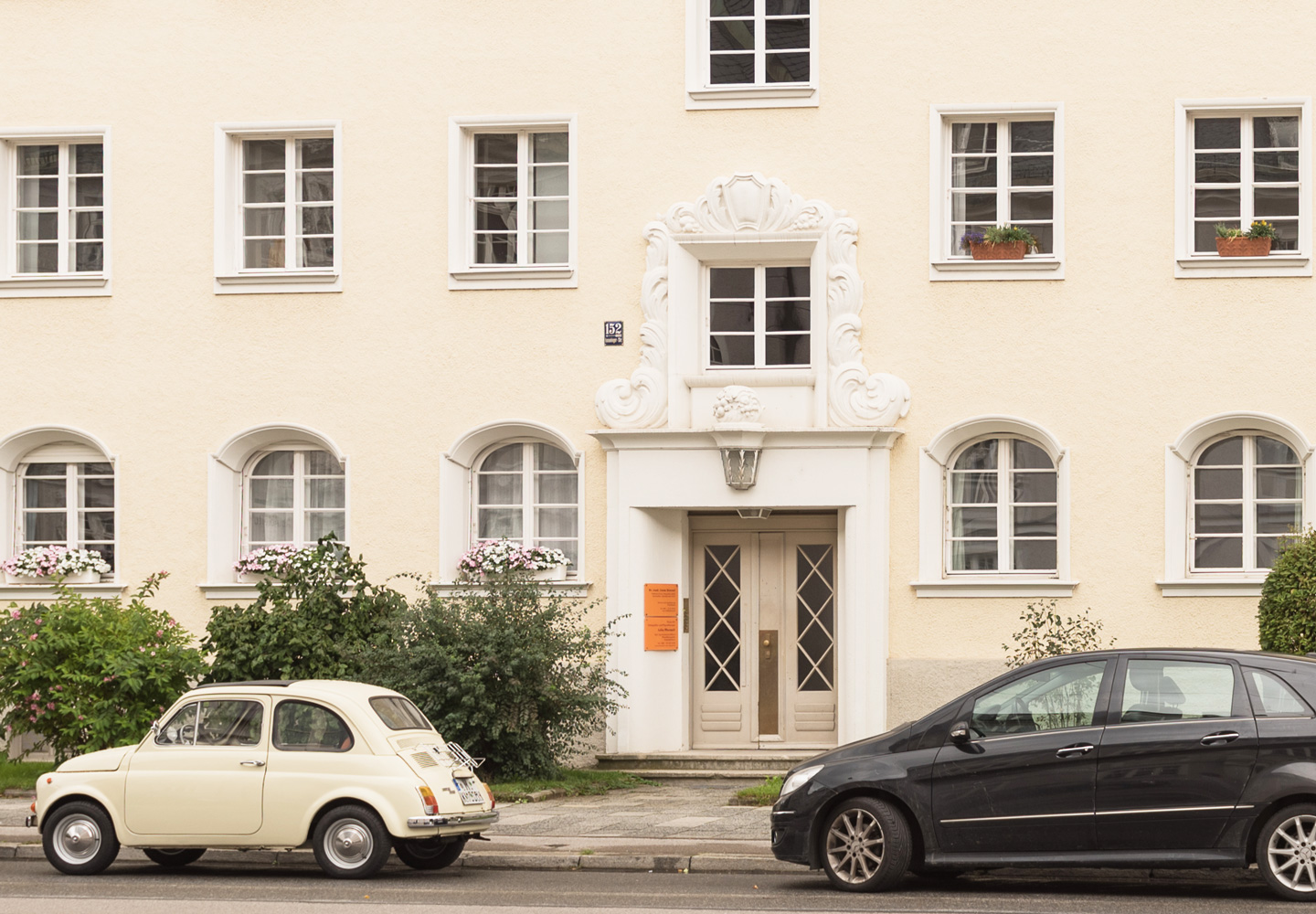 Hausansicht eines Altbaus, in dem sich die Praxis befindet.